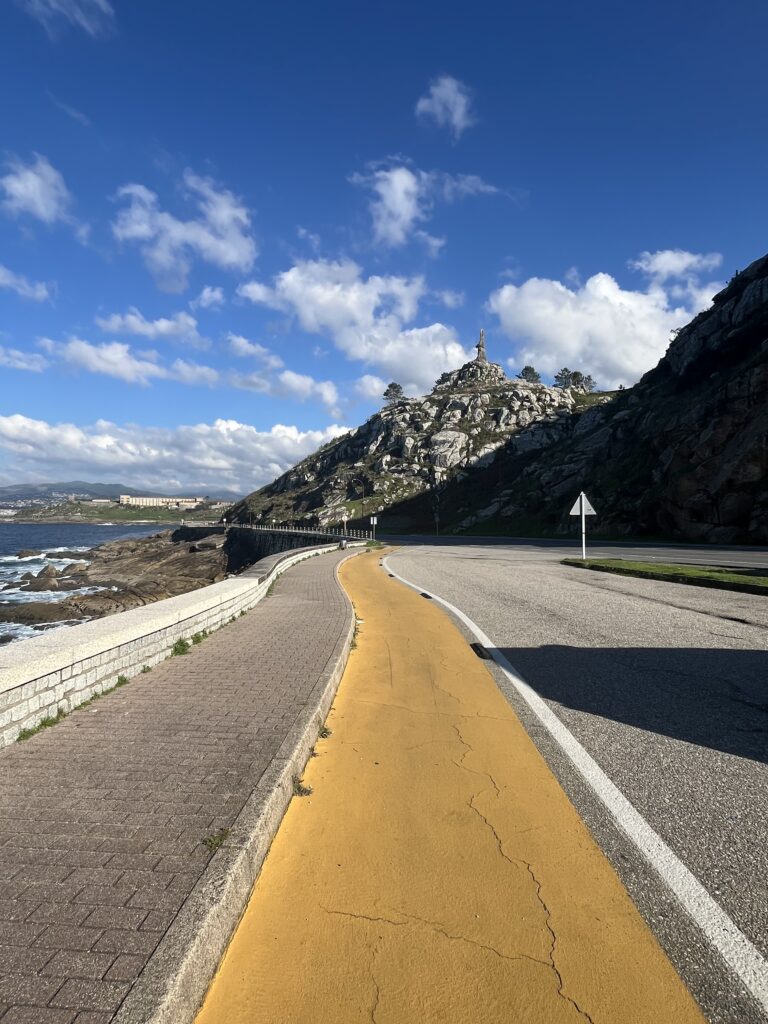 Poza Camino Portughez de coastă spre Baiona, femeie pe camino