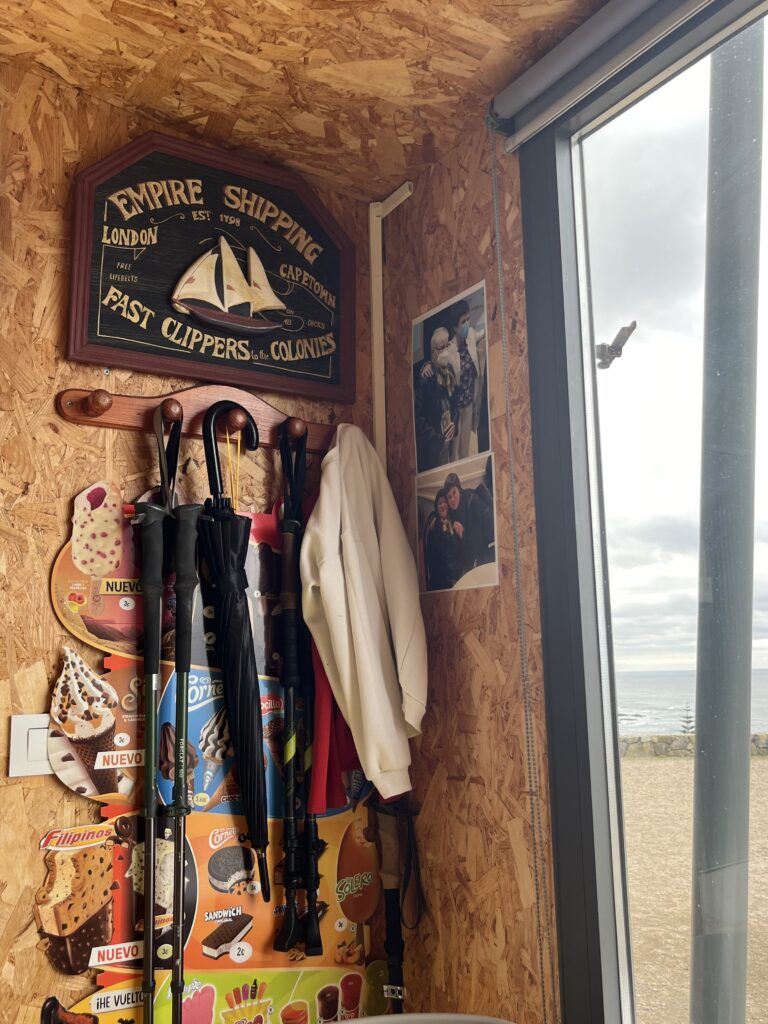 Femeie pe Camino, Bar în Portecelo - Camino Portughez de coastă